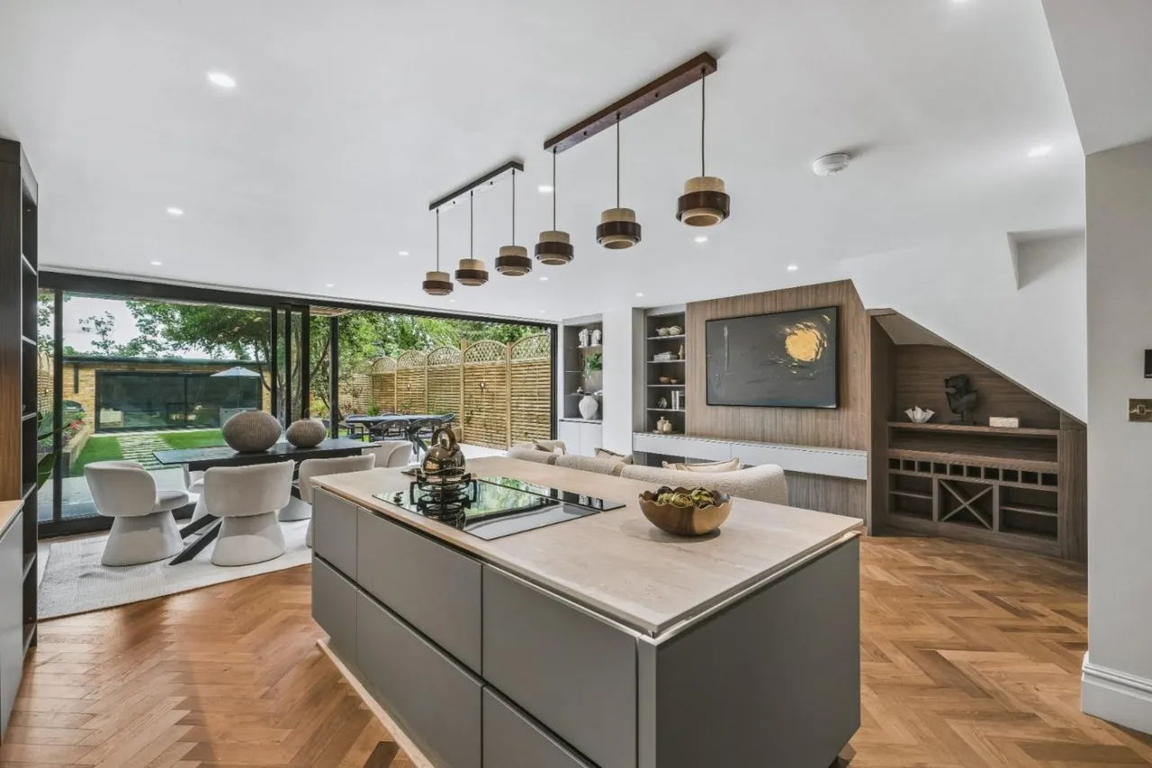 5 bed house for sale — Stapleton Hall Road, London