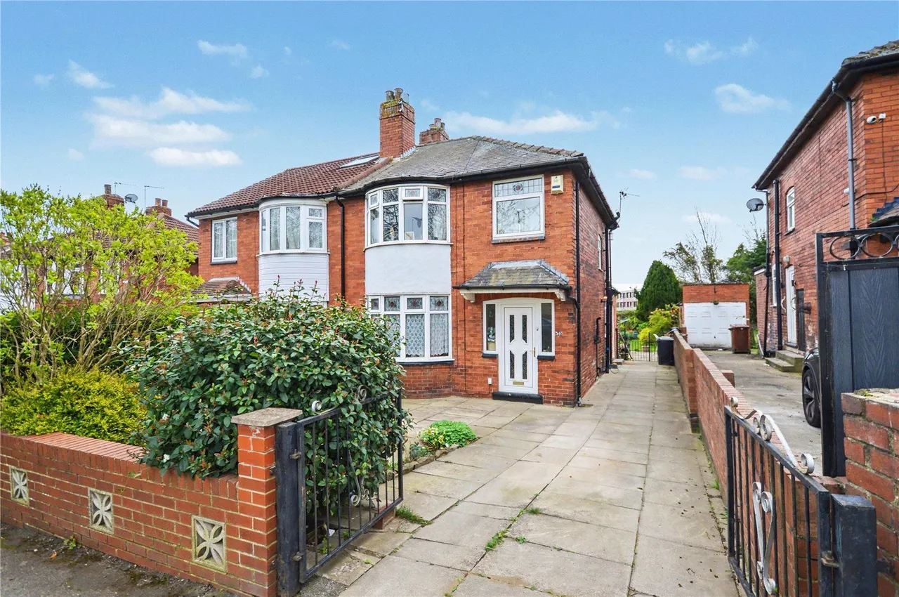 3 bed house for sale, Ring Road, Middleton, LS10