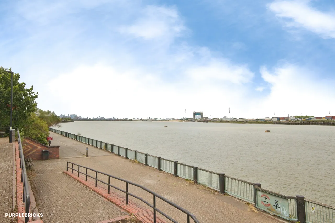 Greenhaven Drive, London, SE28, photo 2