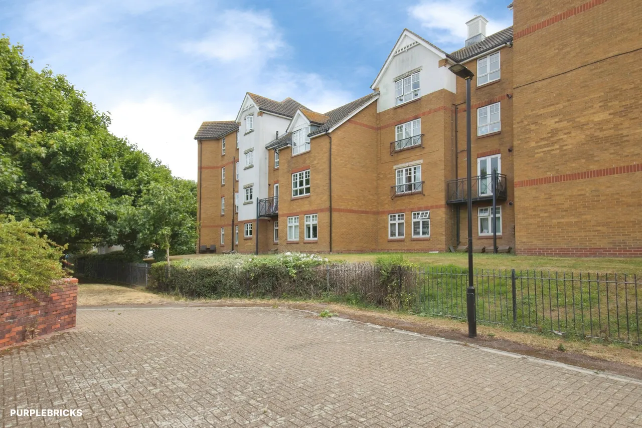 2 bed flat for sale, Greenhaven Drive, London, SE28