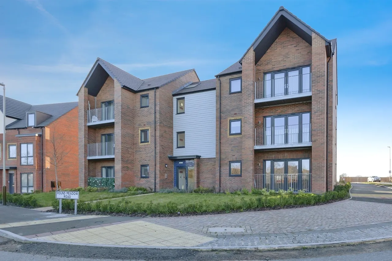 2 bed flat for sale, Round Meadow Road, Leicester, LE4