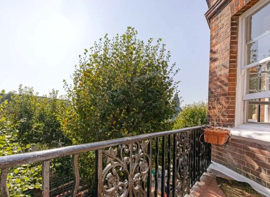 Hammersmith Bridge Road, Hammersmith, W6, photo 5