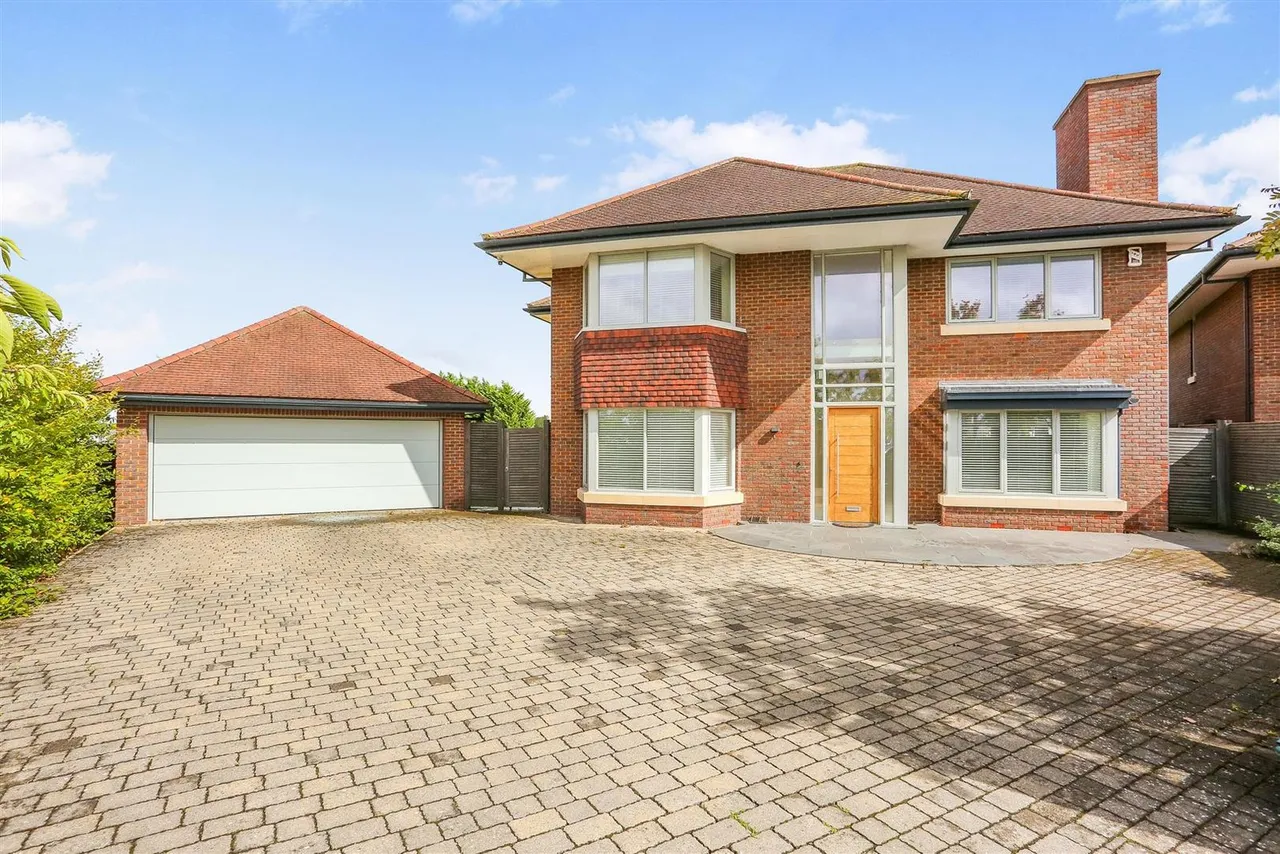 5 bed house for sale — College View, Epsom, KT17 4DW