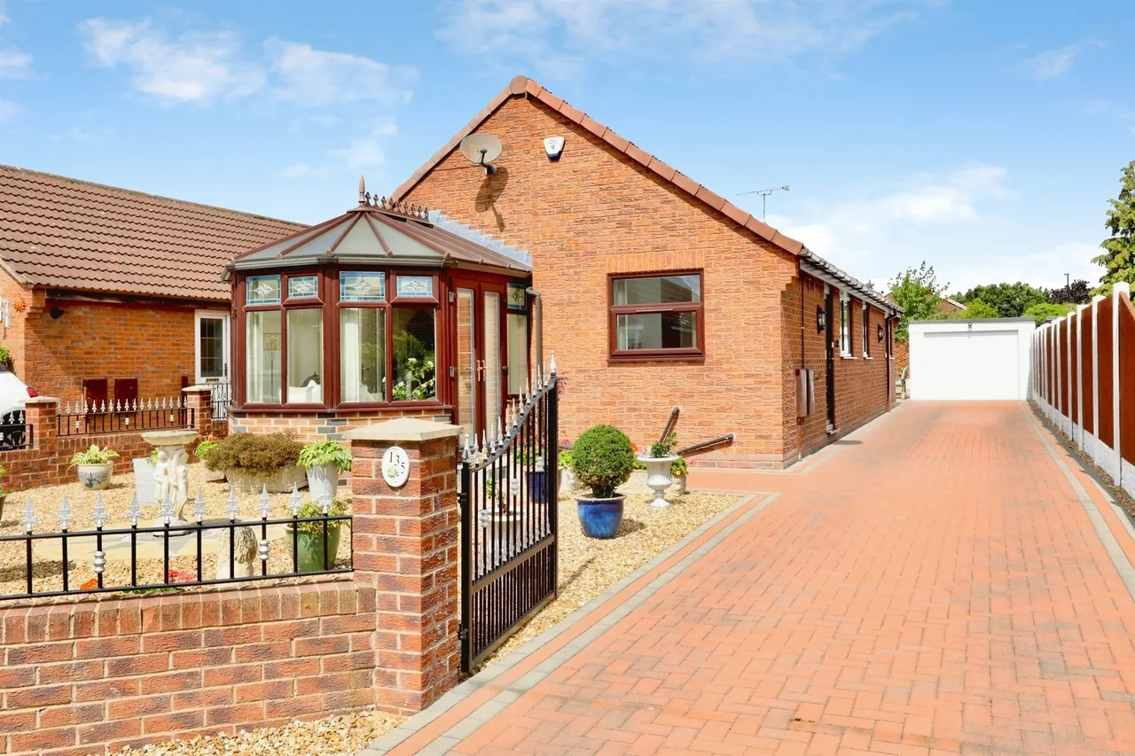 3 bed house for sale, Broadwater Drive, Dunscroft, DN7
