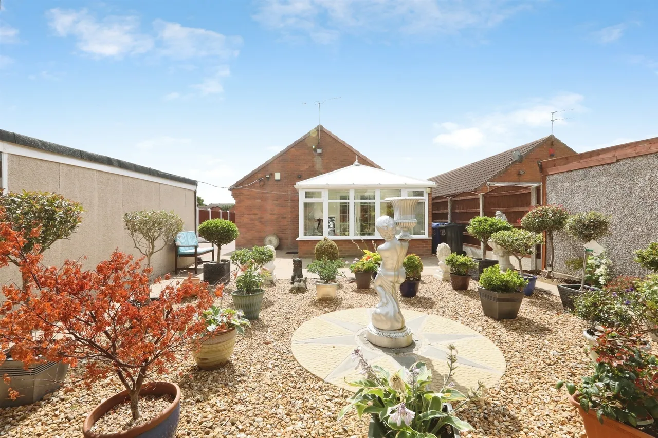 Broadwater Drive, Dunscroft, DN7, photo 14
