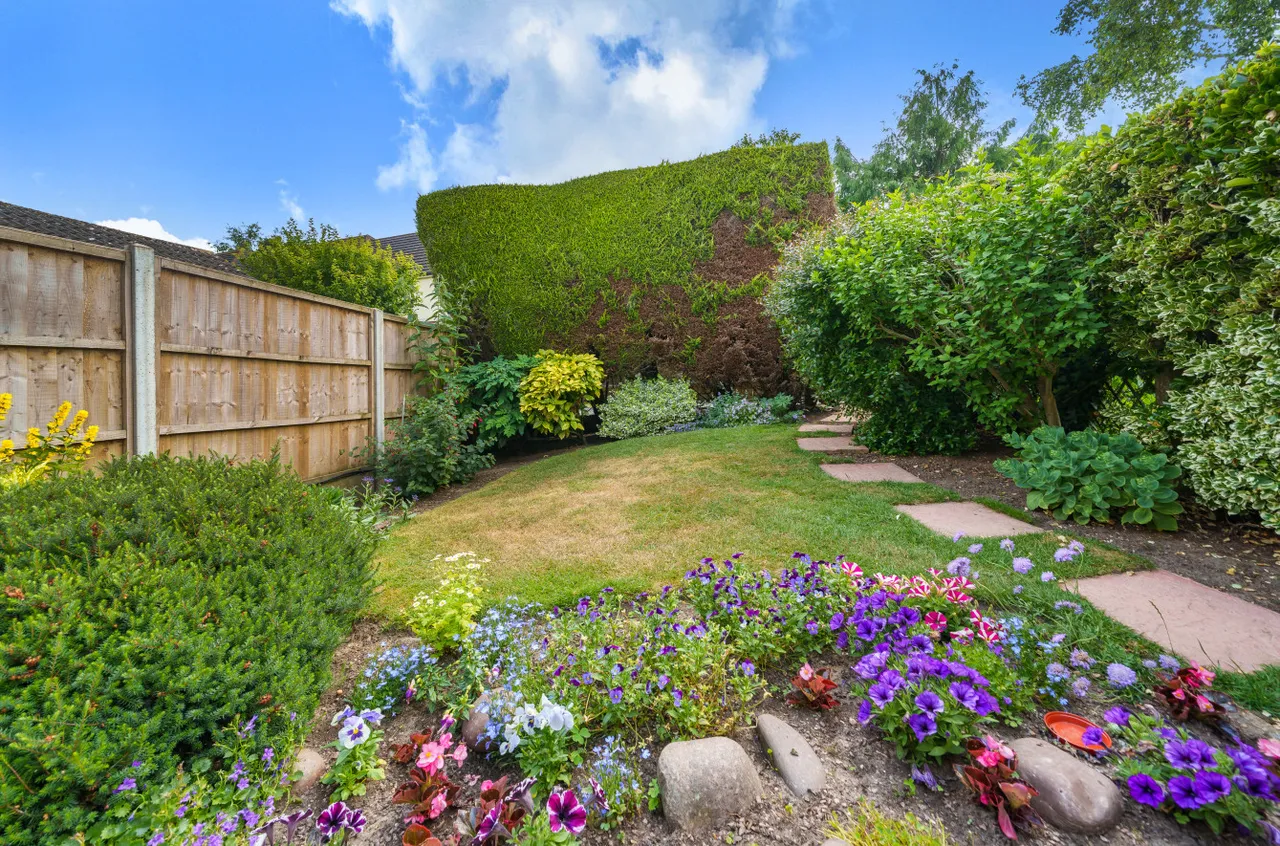 Christie Close, Lightwater, GU18, photo 12