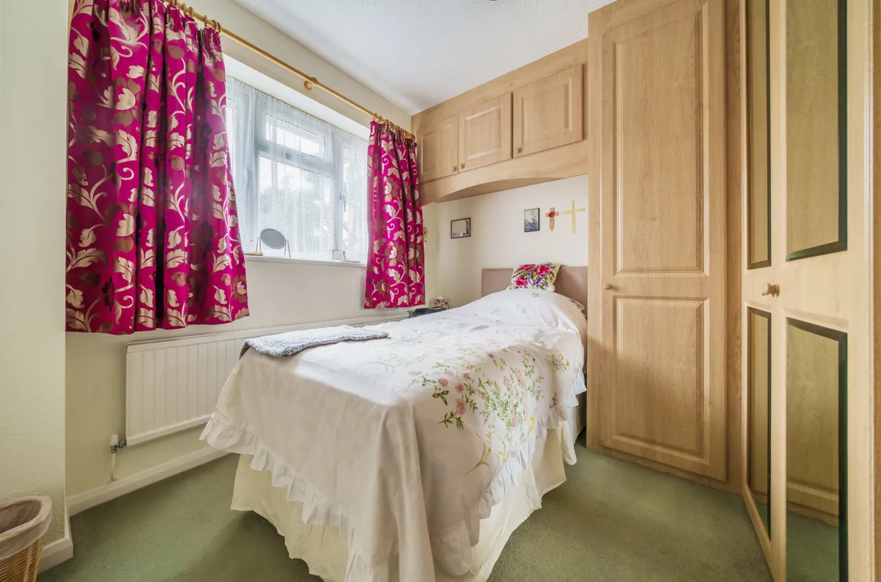 Christie Close, Lightwater, GU18, photo 7