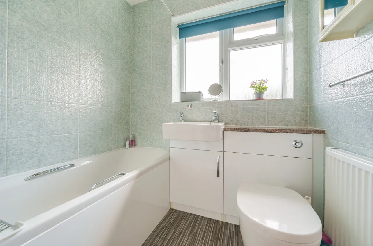 Christie Close, Lightwater, GU18, photo 9