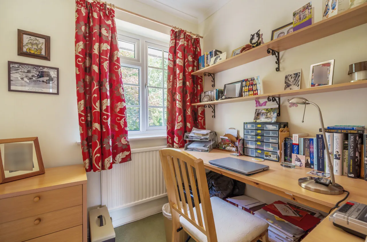 Christie Close, Lightwater, GU18, photo 8