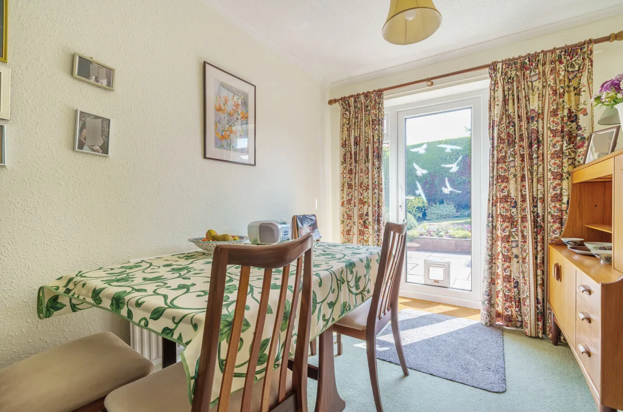 Christie Close, Lightwater, GU18, photo 4