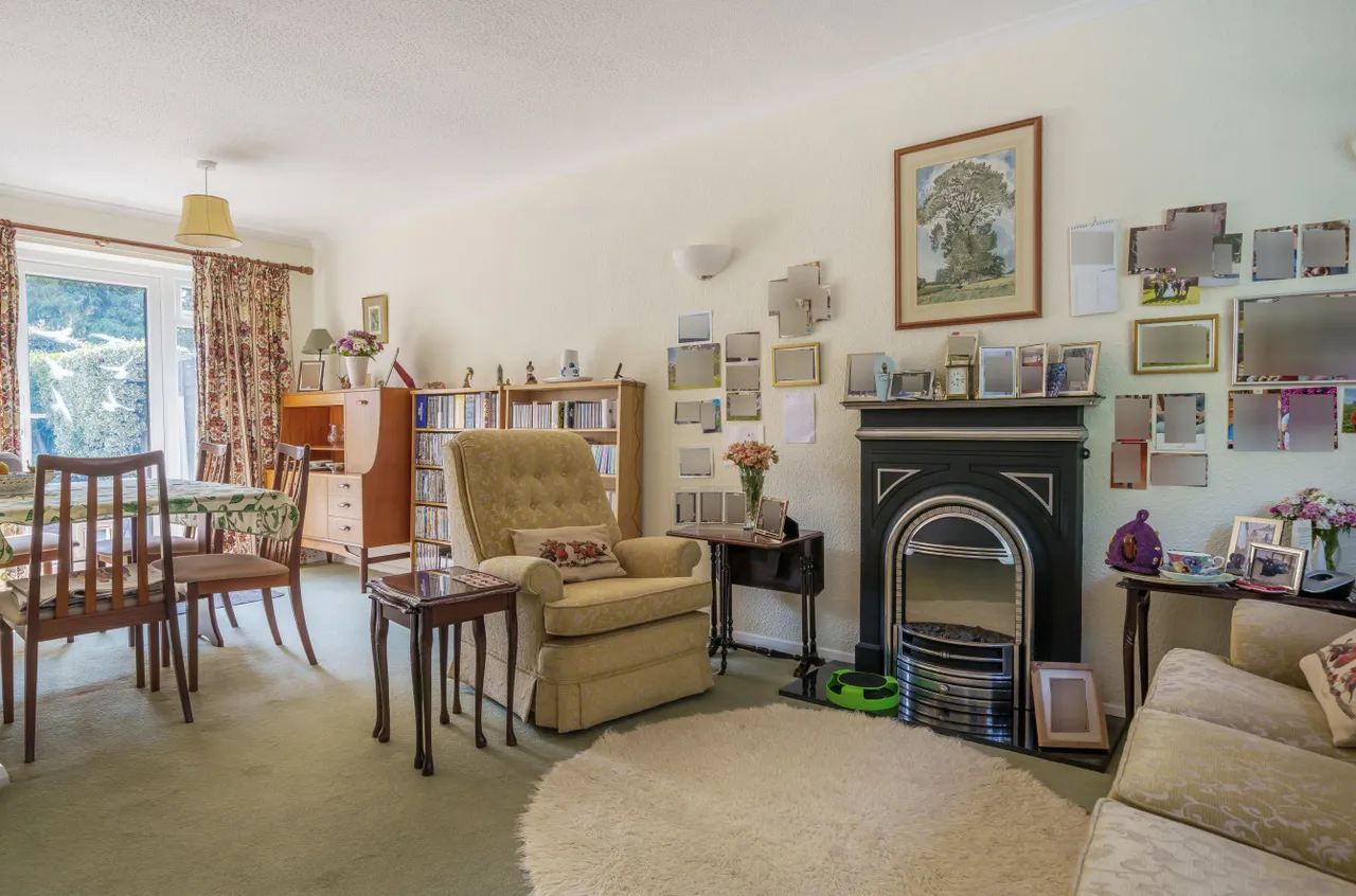 Christie Close, Lightwater, GU18, photo 2