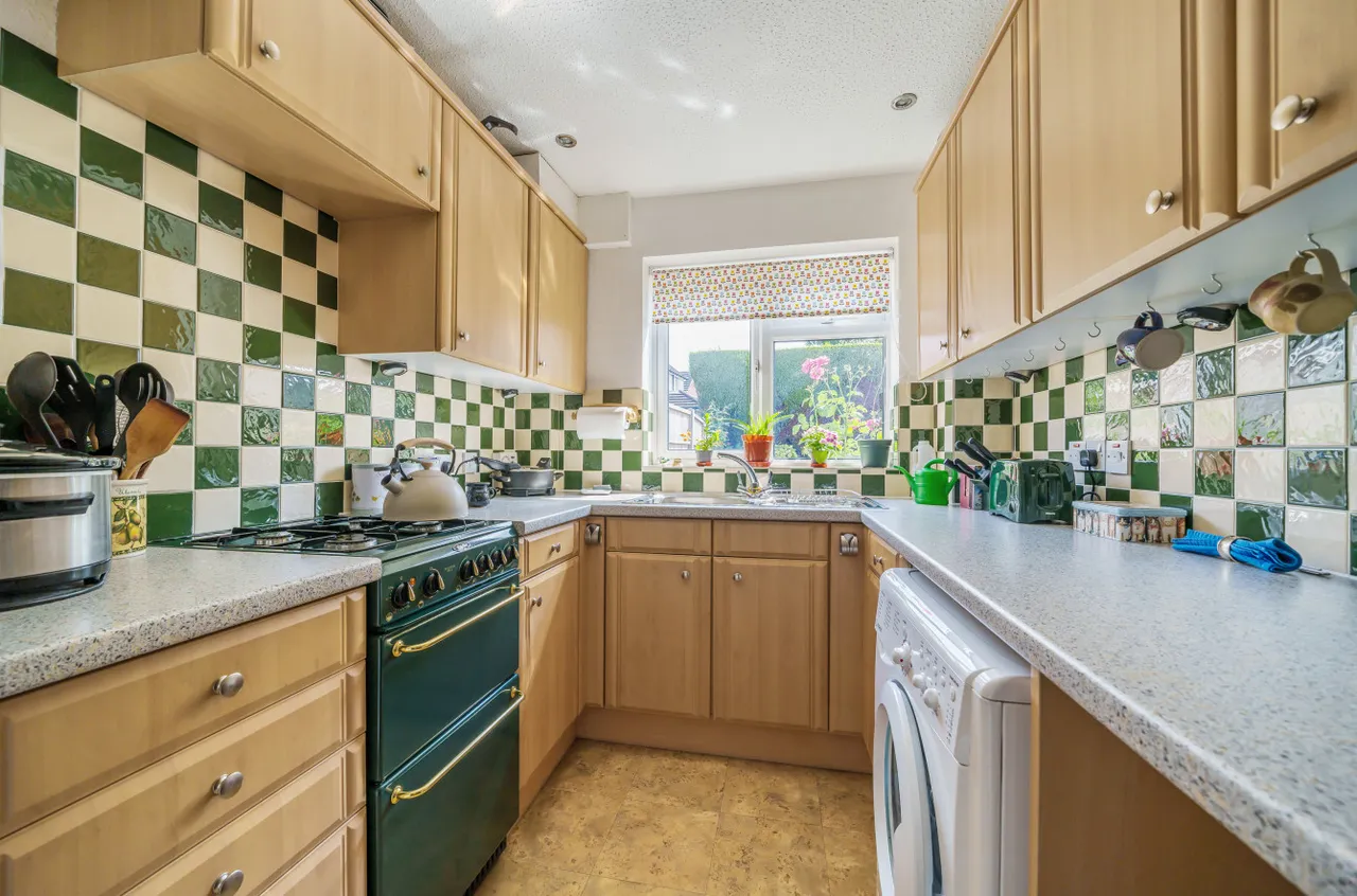 Christie Close, Lightwater, GU18, photo 5