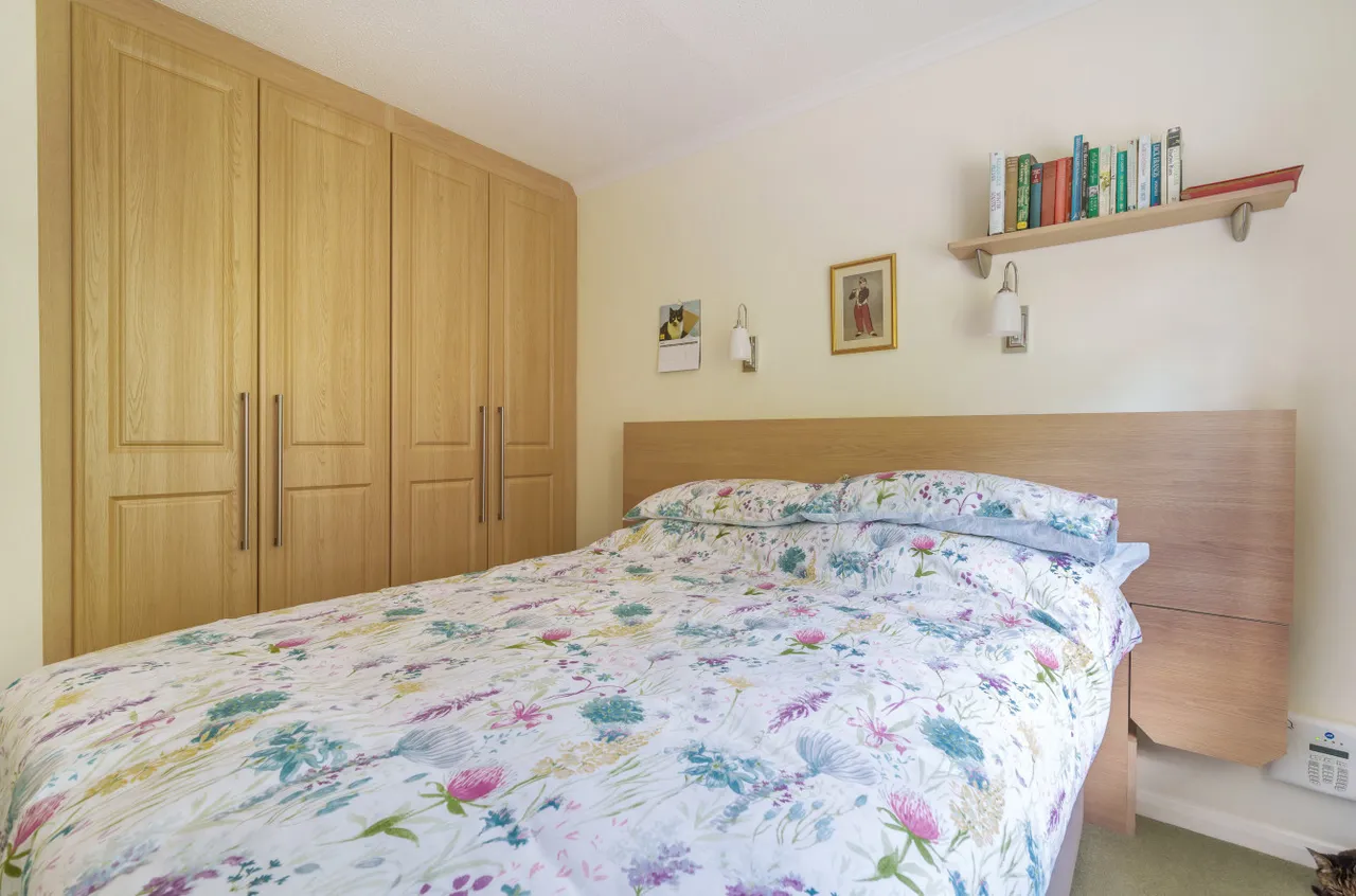 Christie Close, Lightwater, GU18, photo 6