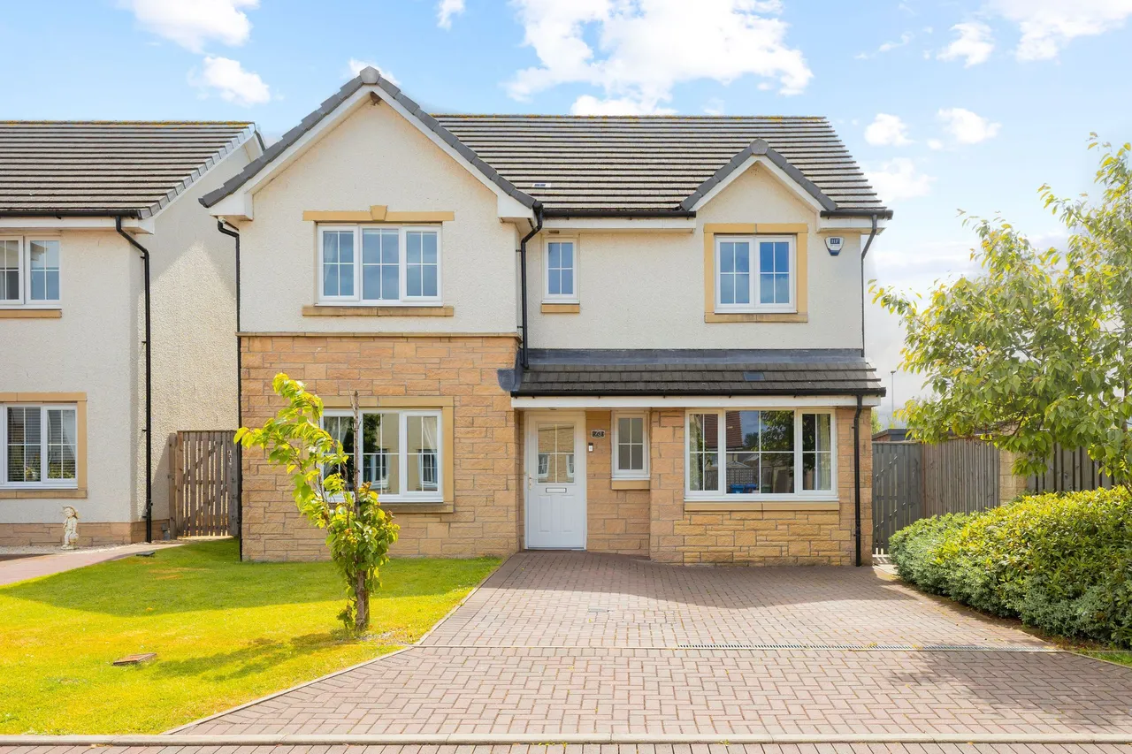 4 bed house for sale — Poynters Road, Broxburn