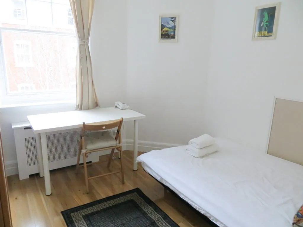 Fulham Palace Road, Hammersmith, W6, photo 3