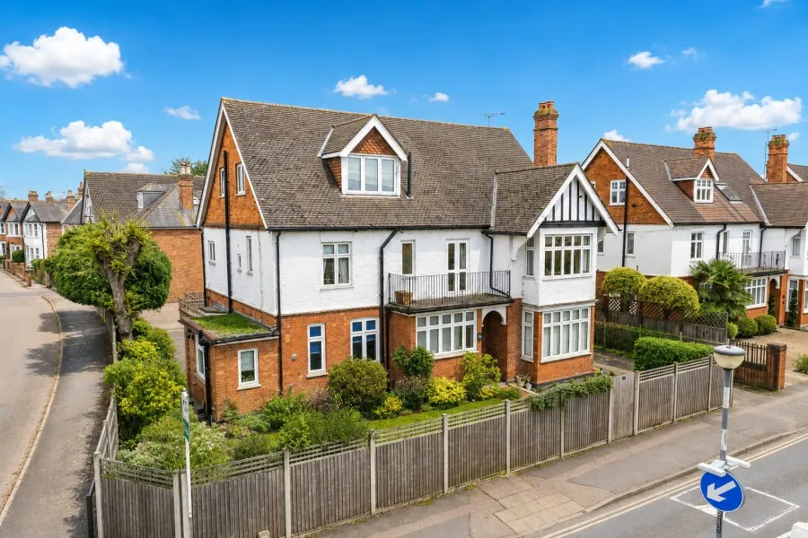 2 bed flat to rent, Portmore Park Road, Weybridge, KT13