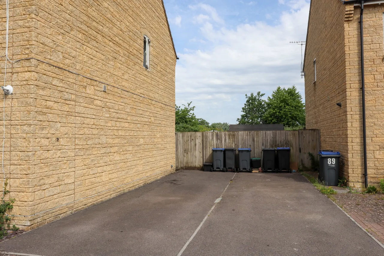 Nuthatch Road, Calne, photo 21
