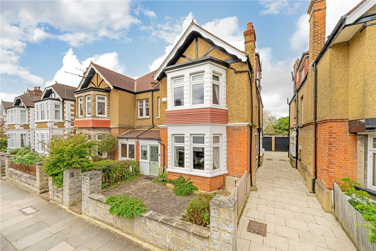 5 bed house for sale — St James Avenue, Hampton, TW12 1HN