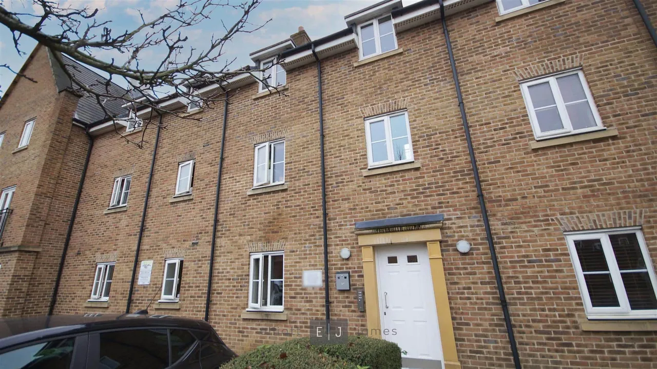 2 bed flat to rent — College Close, Loughton