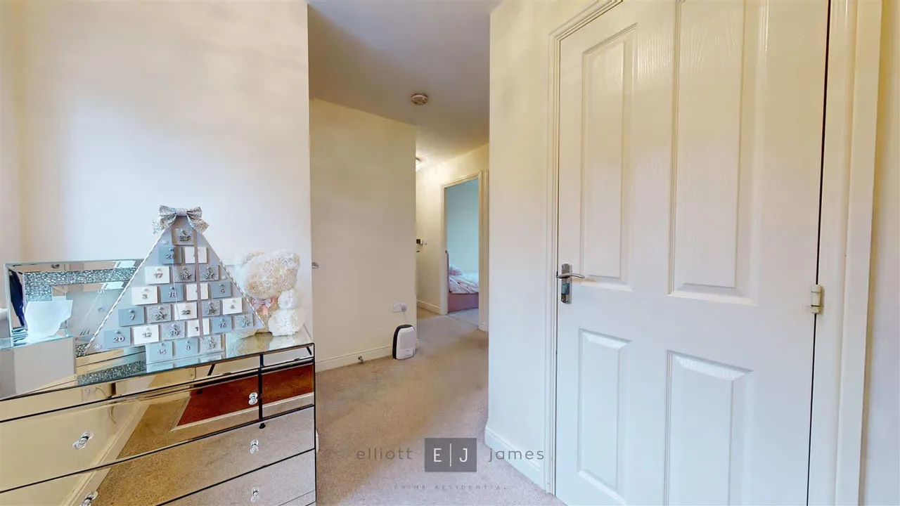 College Close, Loughton, photo 2