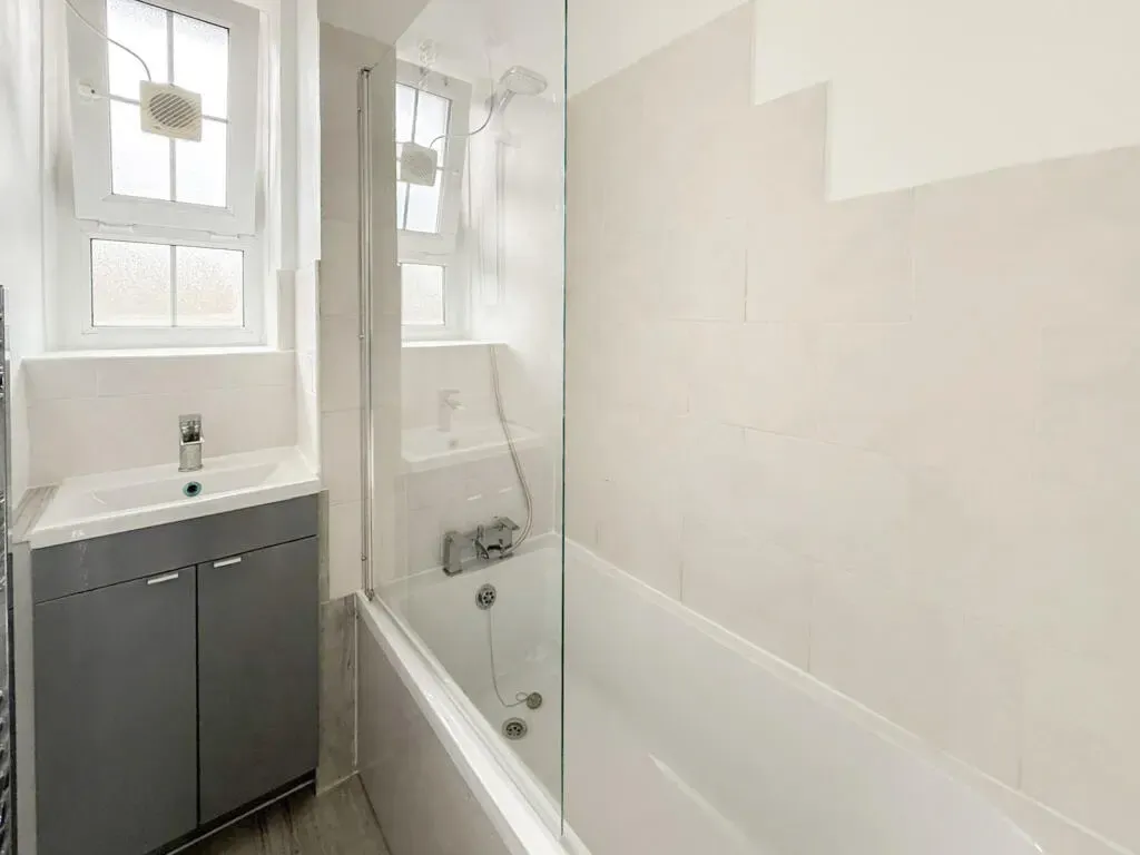 2 bed flat to rent, Churchill Gardens, SW1V