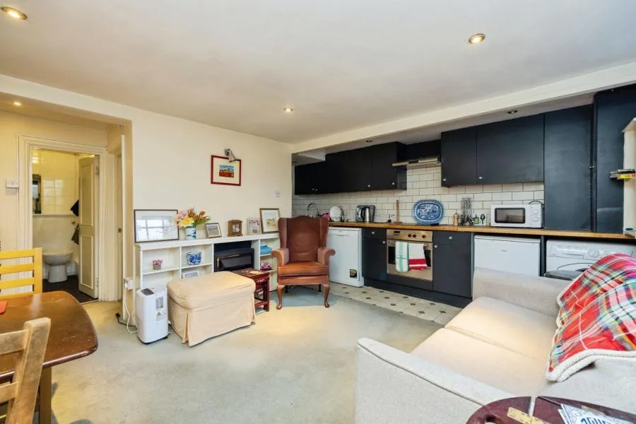 Wandsworth Road, London, SW8, photo 3