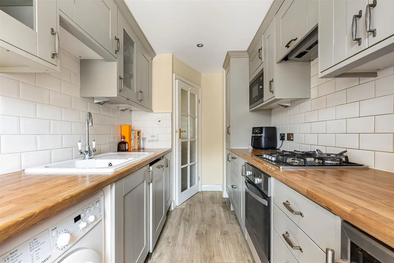 2 bed flat to rent, St Leonards Court, East Sheen, SW14