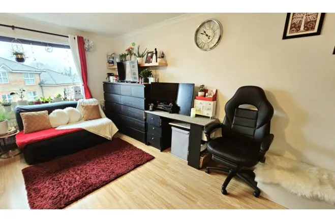 Douglas Road, Staines-Upon-Thames, TW19, photo 4