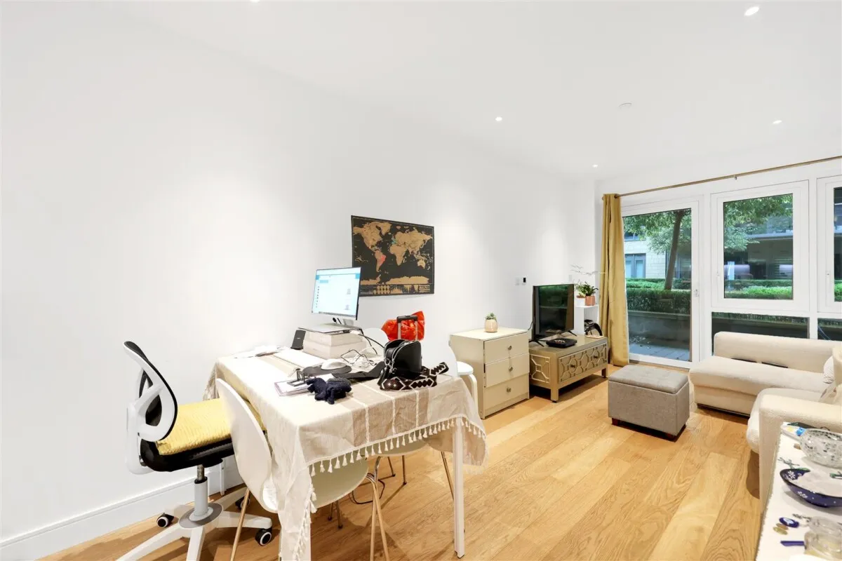 Longfield Avenue, Dickens Yard, W5, photo 3