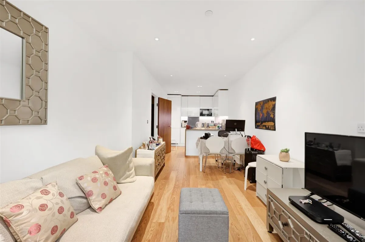 Longfield Avenue, Dickens Yard, W5, photo 2