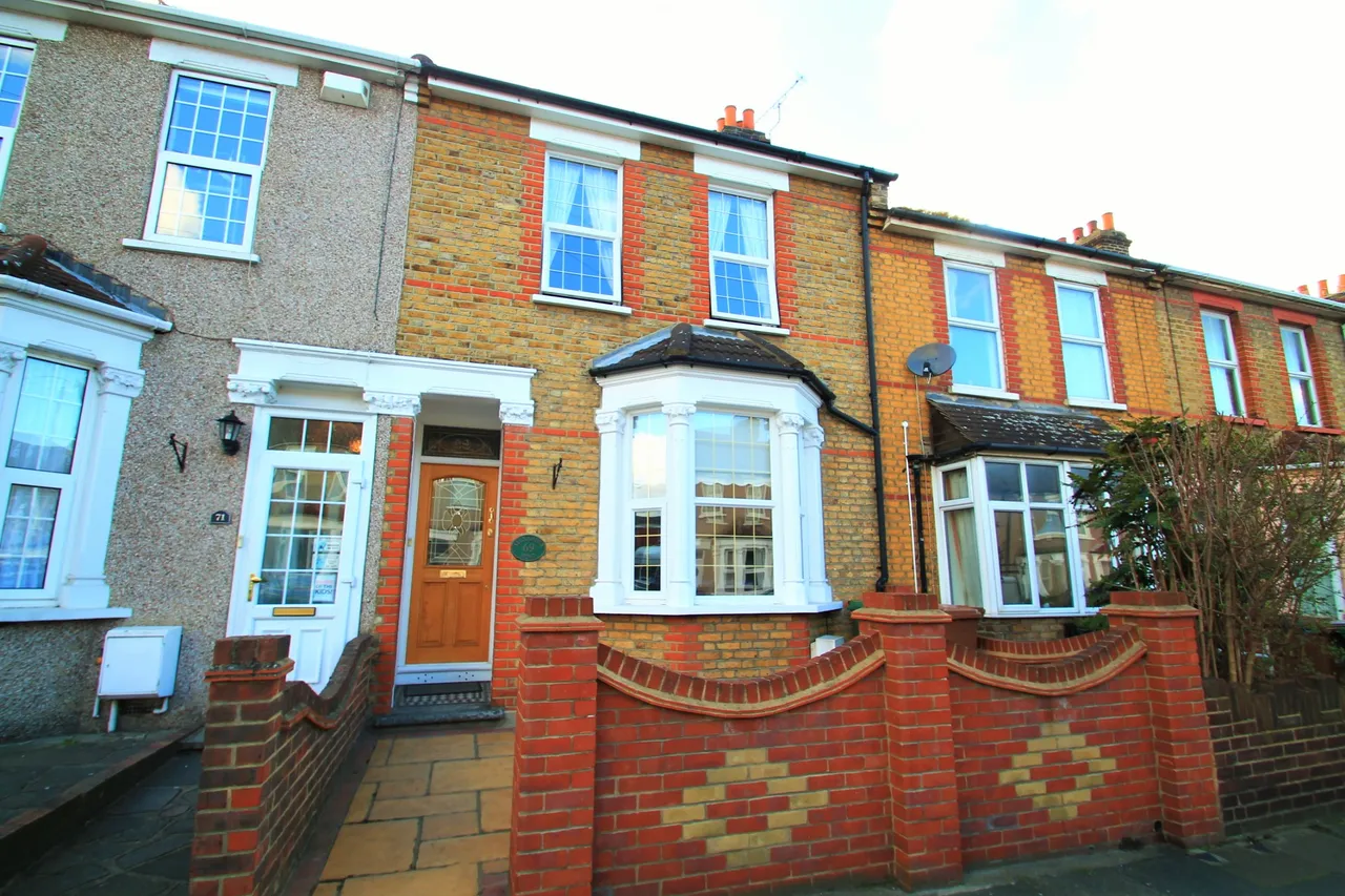 3 bed house for sale — Alexandra Road, Erith