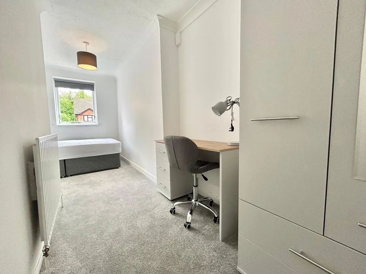 Honeysuckle Close, Winchester, SO22, photo 2