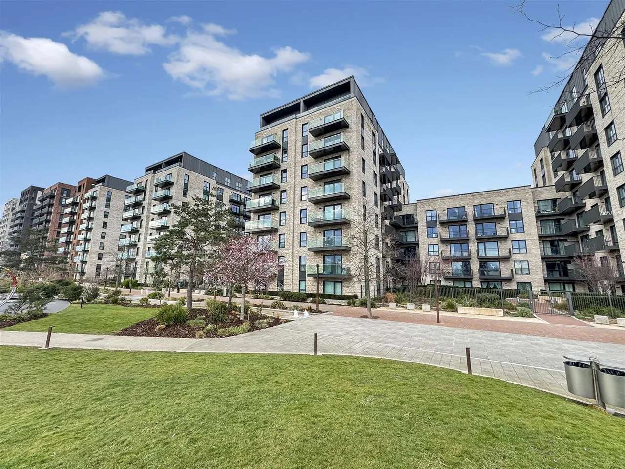 2 bed flat for sale, Greenleaf Walk, Southall
