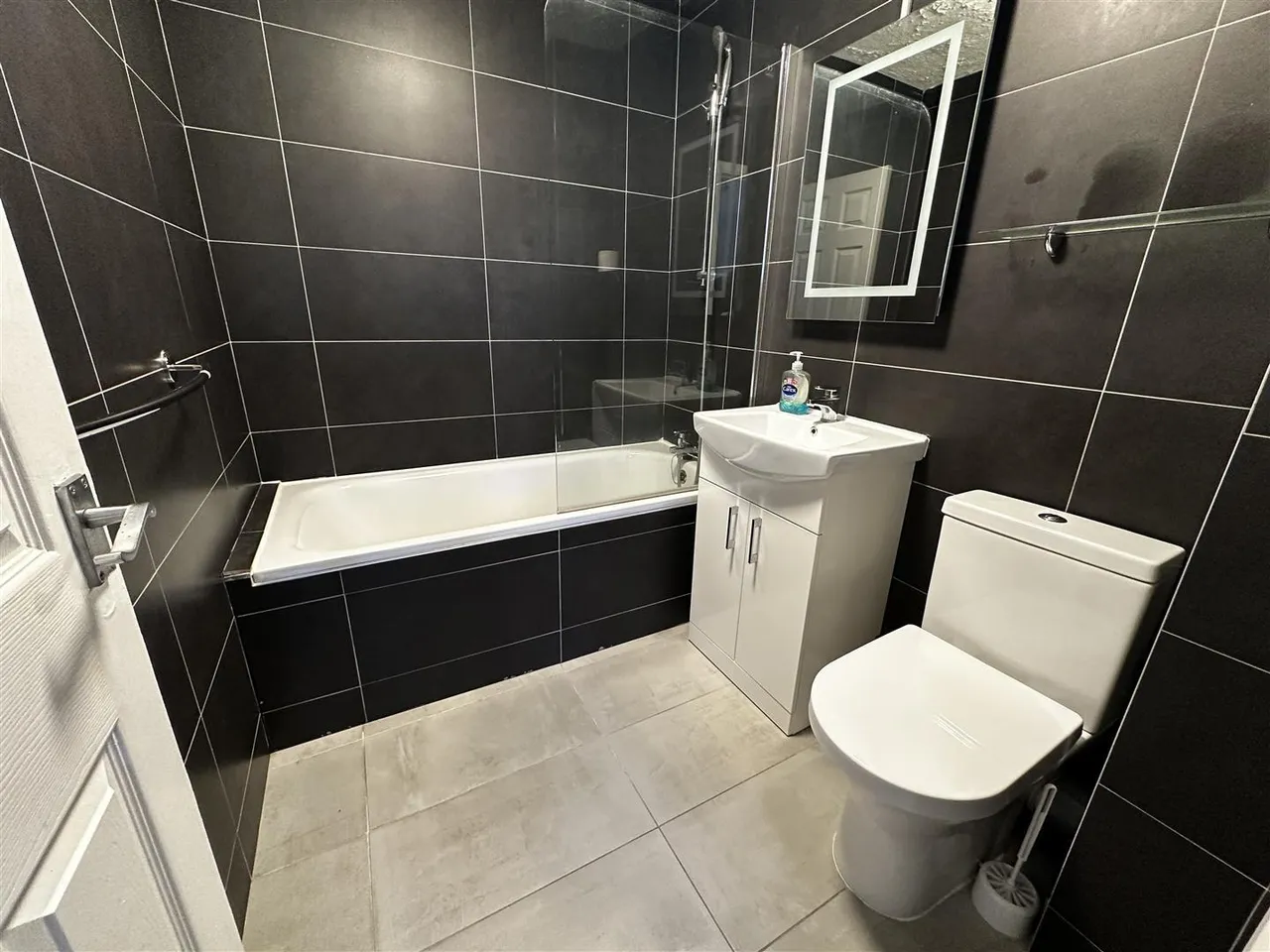 Staines Road, Bedfont, photo 6
