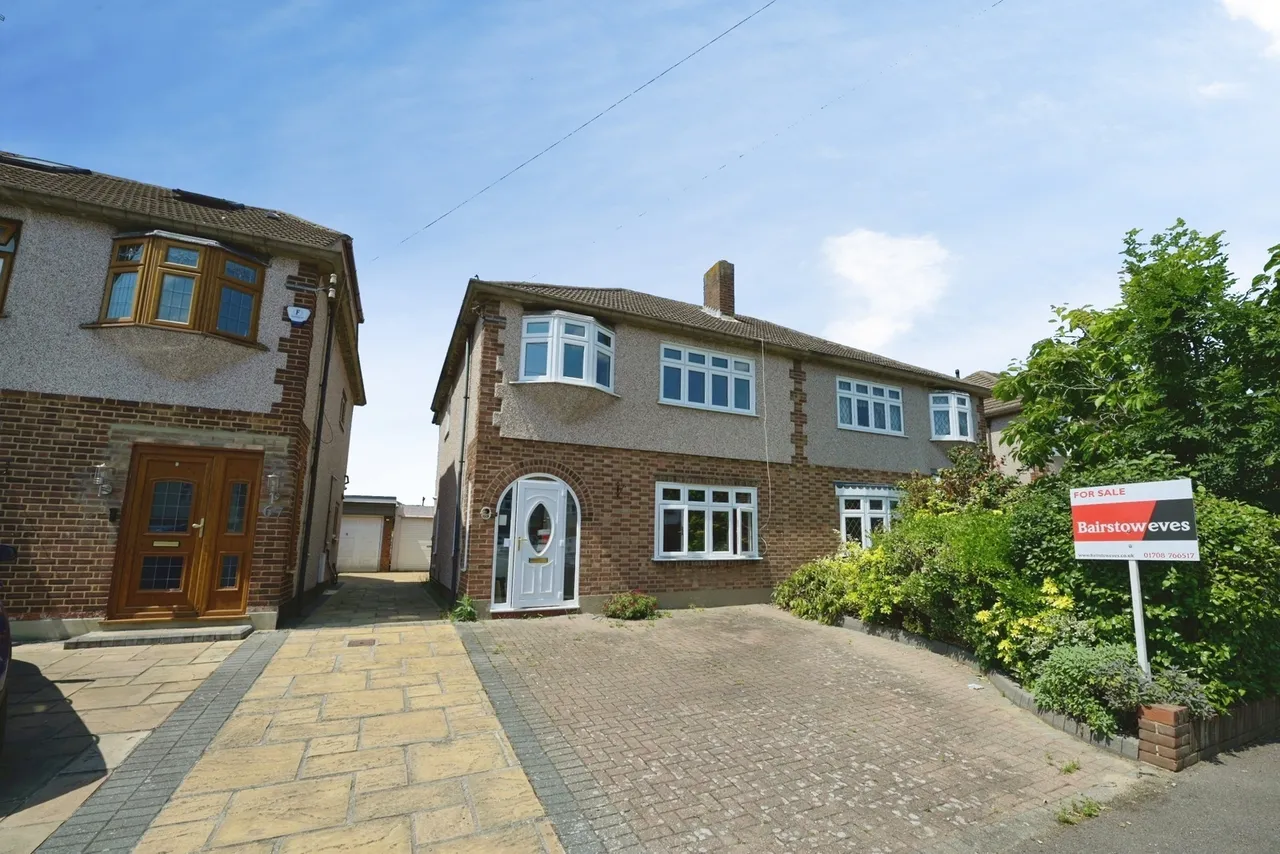 3 bed house for sale — Dee Way, Romford, RM1
