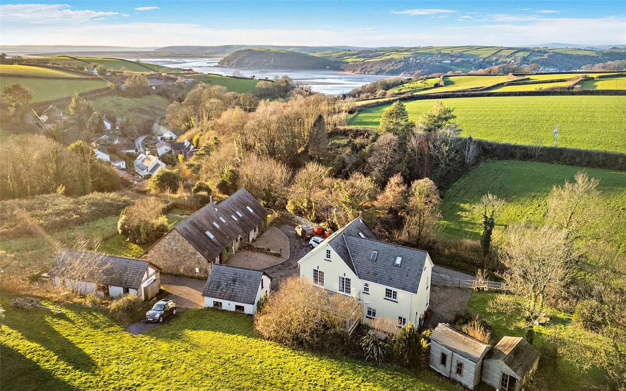 6 bed estate for sale — Broadlay, Ferryside, Carmarthenshire, SA17 5UB