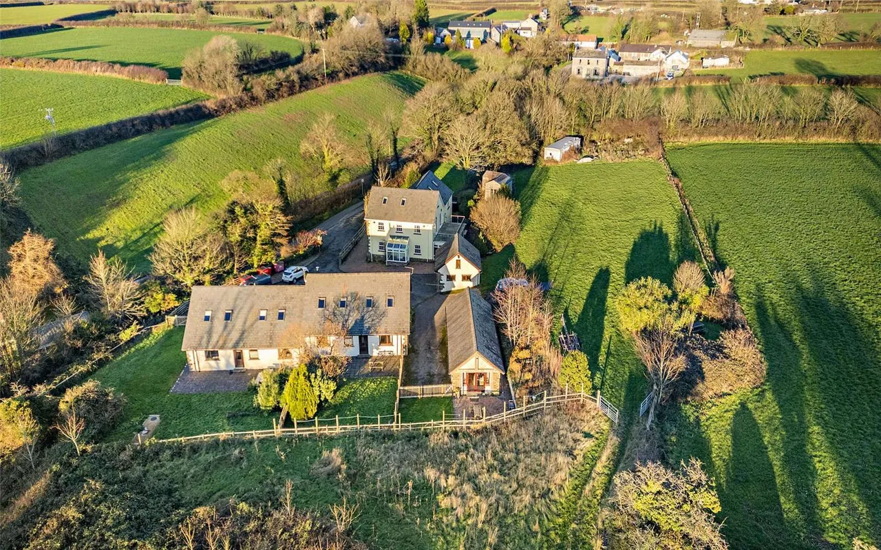 Broadlay, Ferryside, Carmarthenshire, SA17 5UB, photo 3