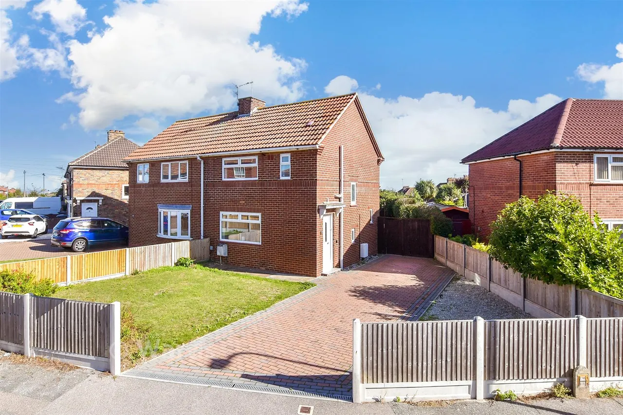 3 bed house for sale, Redsull Avenue, Deal, CT14