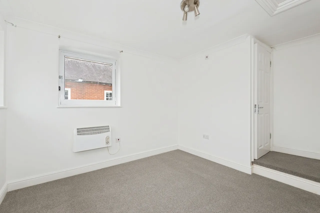 High Street, Leatherhead, KT22, photo 6