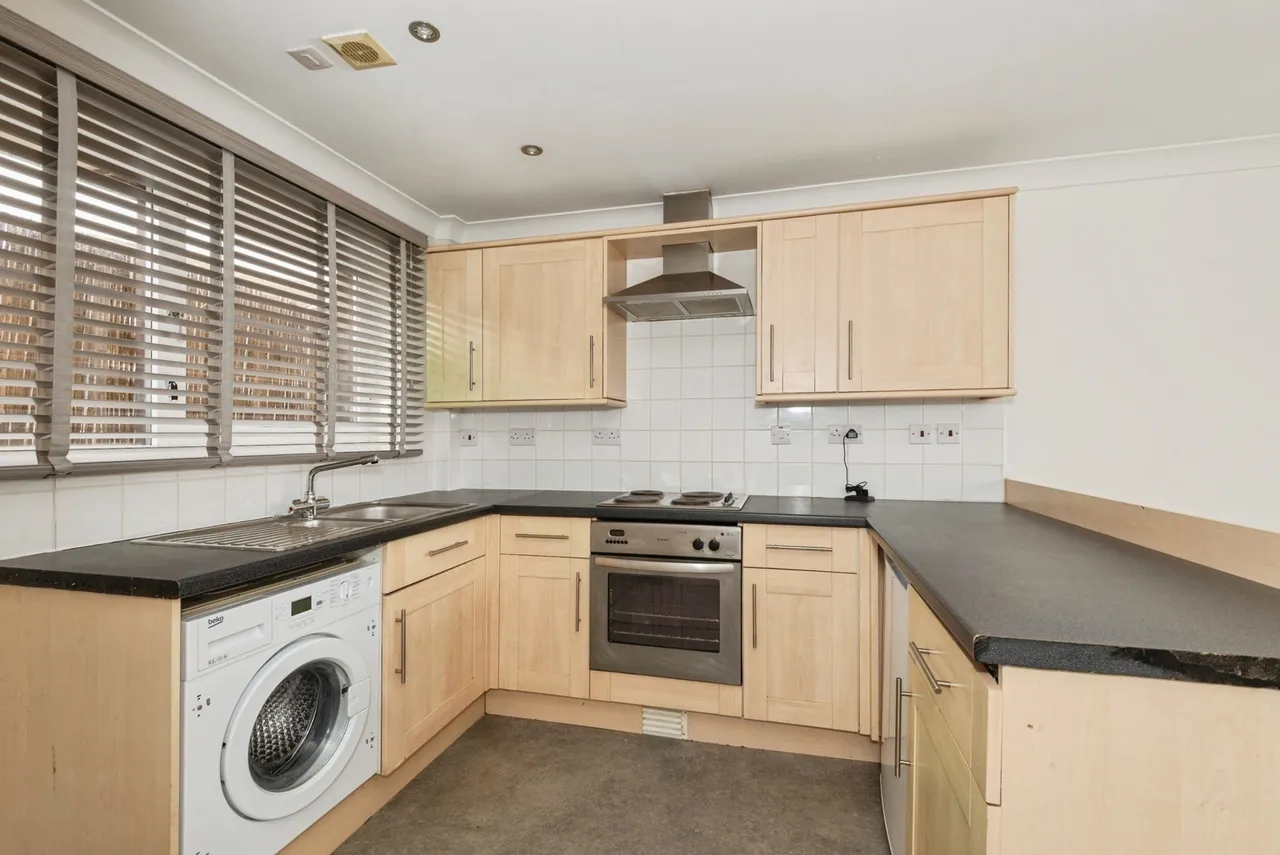 High Street, Leatherhead, KT22, photo 12