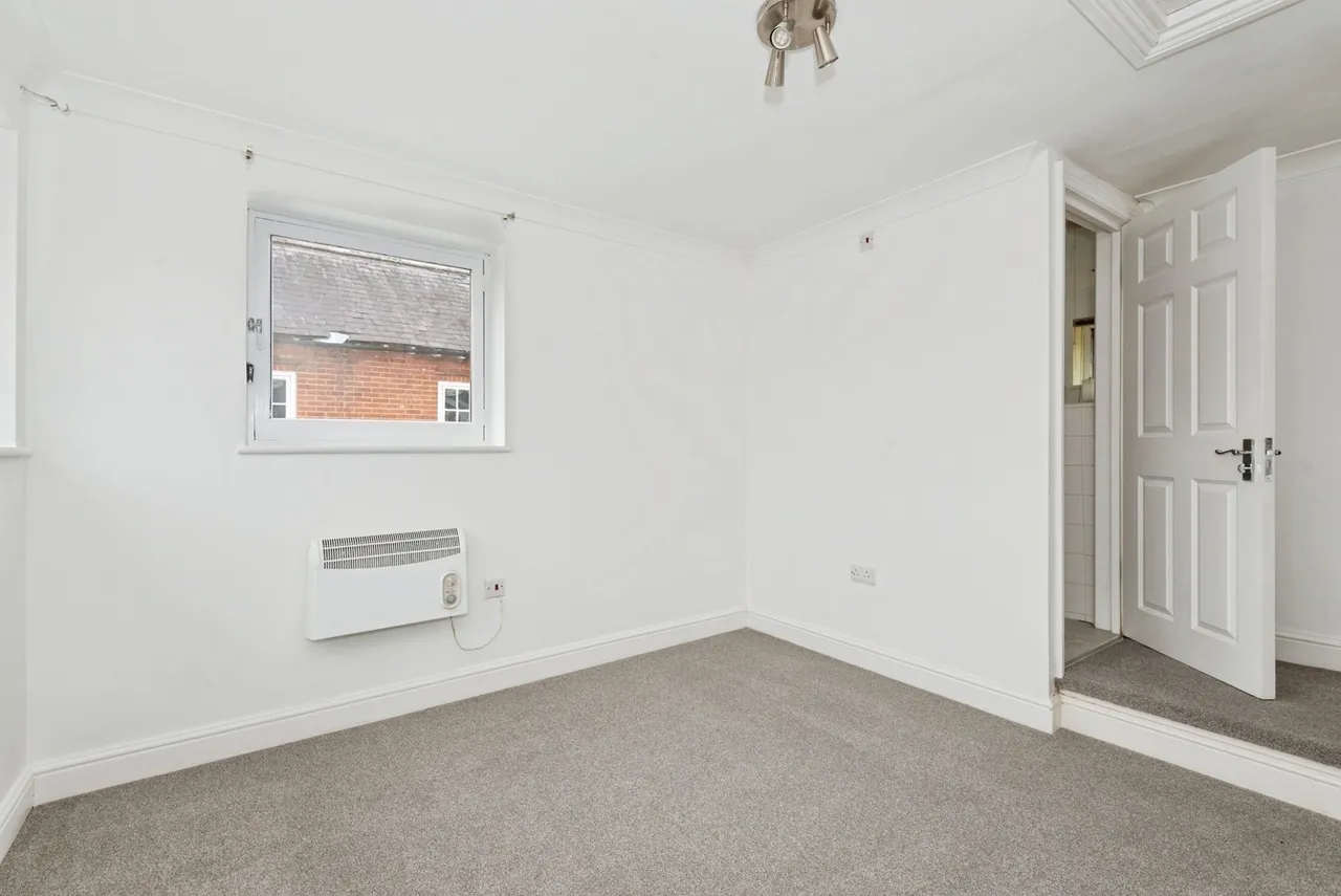 High Street, Leatherhead, KT22, photo 13