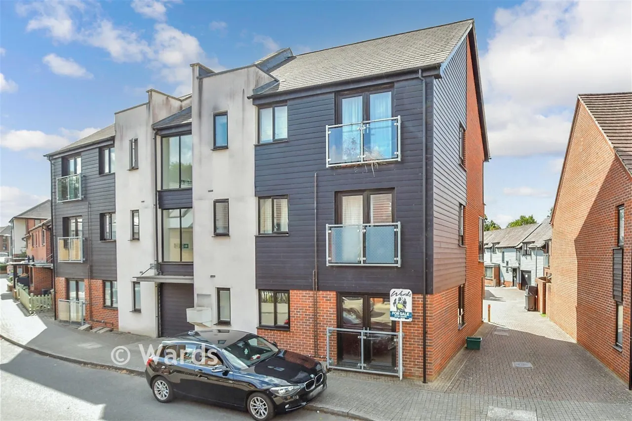2 bed flat for sale, Hawley Drive, Leybourne, ME19