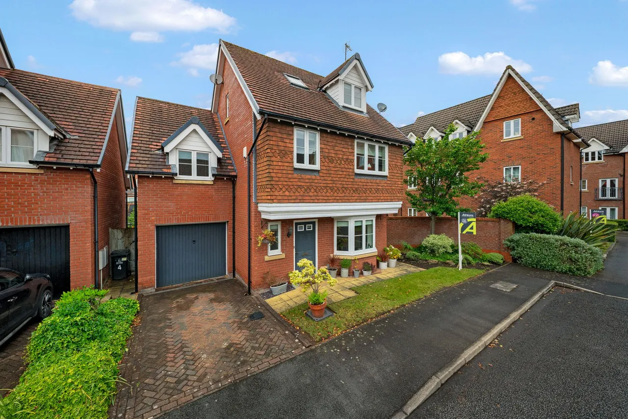 5 bed house for sale — Lindisfarne Court, Widnes, WA8 5AH