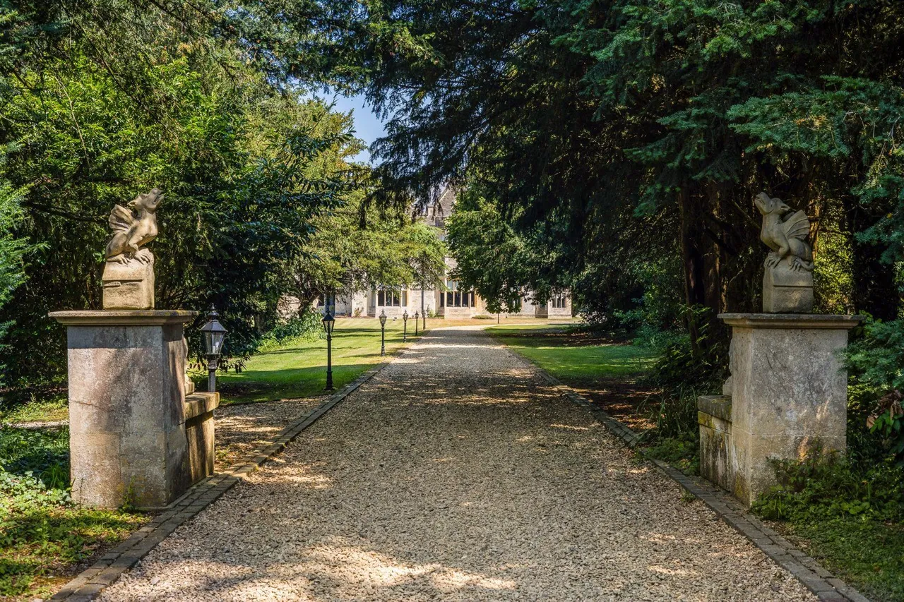 Burton Hill, Malmesbury, Wiltshire, SN16 0EL, photo 4