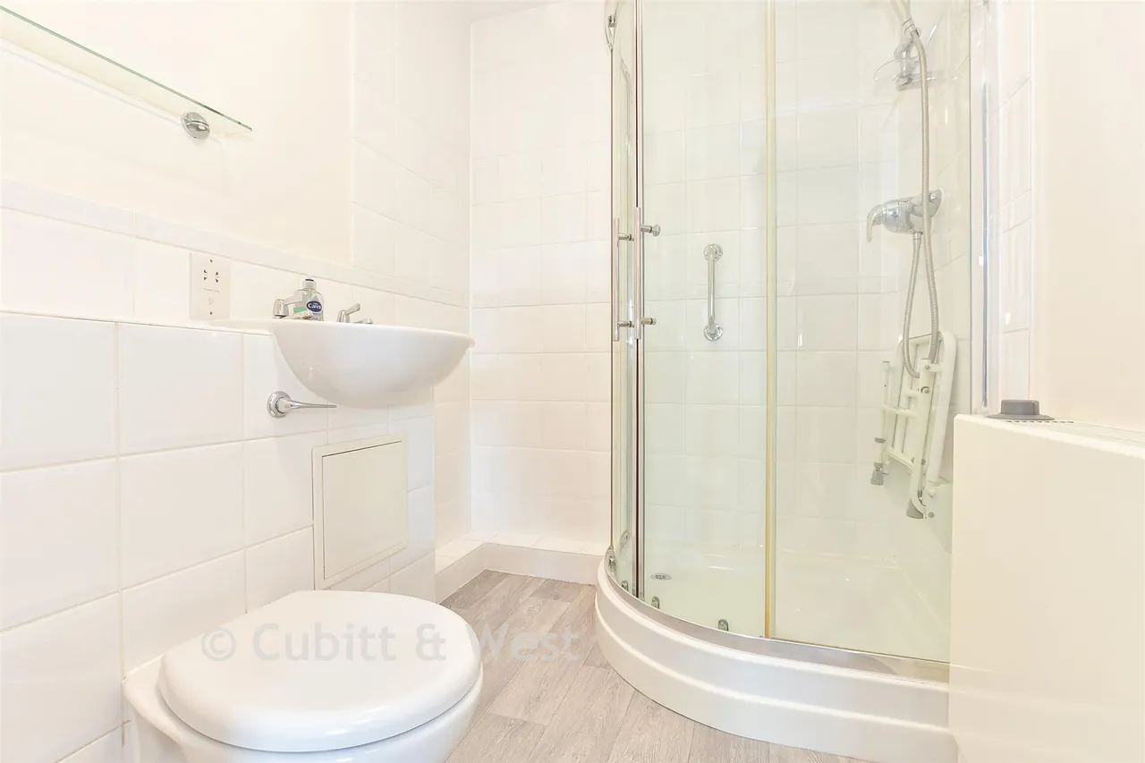 Commonwealth Drive, Three Bridges, RH10, photo 8