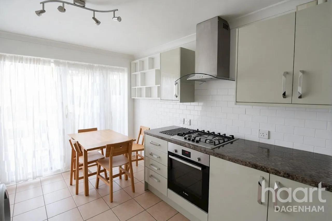 Bury Road, RM10, photo 3