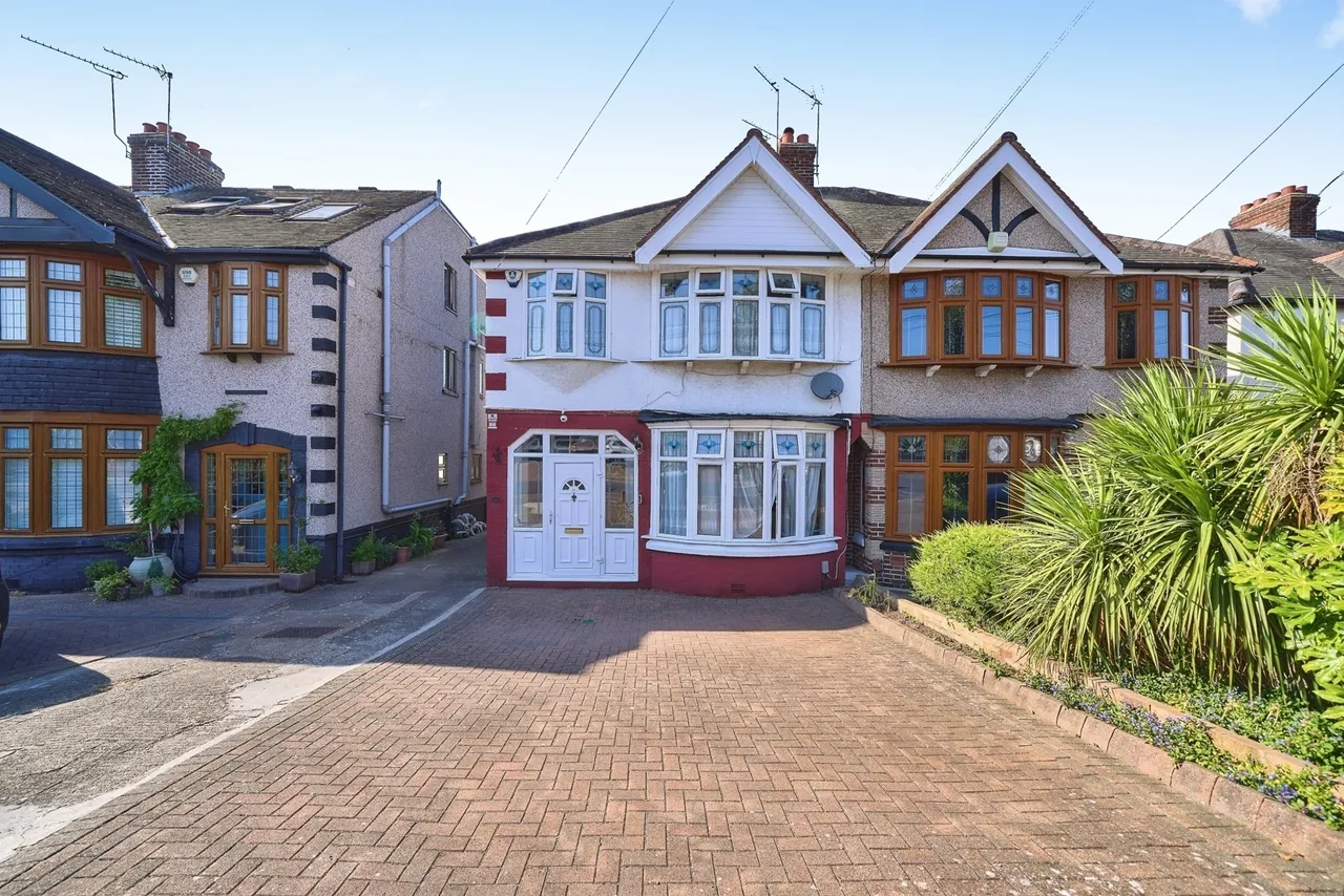 3 bed house for sale, Herent Drive, Ilford, IG5