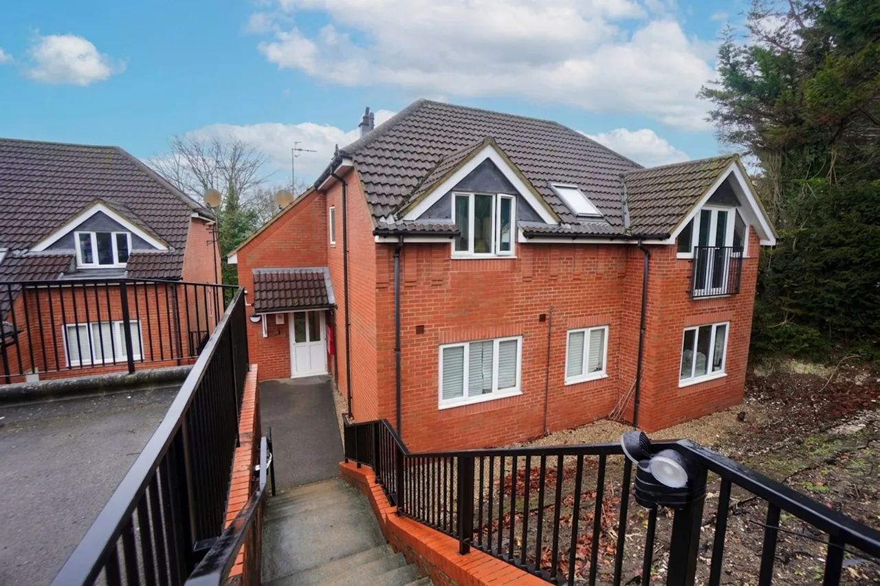 2 bed flat for sale, Conifer Rise, High Wycombe, HP12
