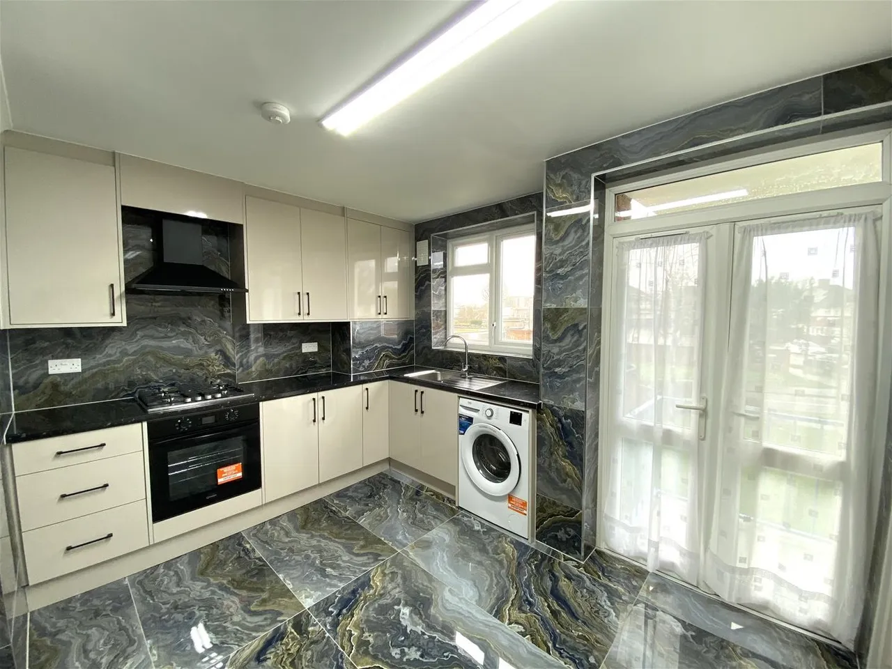 Norwood Close, Southall, photo 2