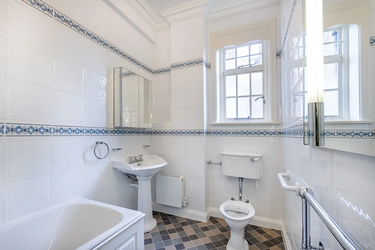 Duchess Of Bedfords Walk, London, W8, photo 5